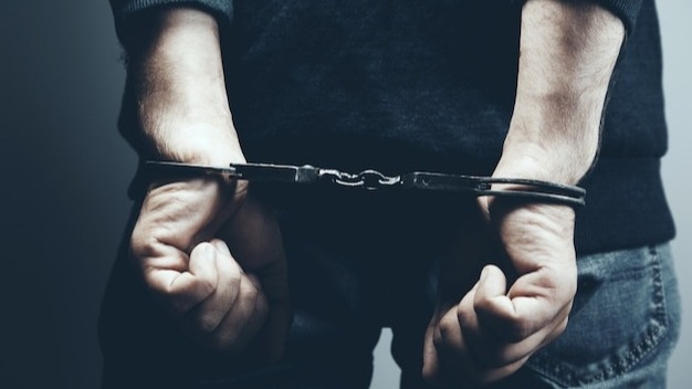 Se peleó con su hijo, le apuntó con una pistola y lo condenaron