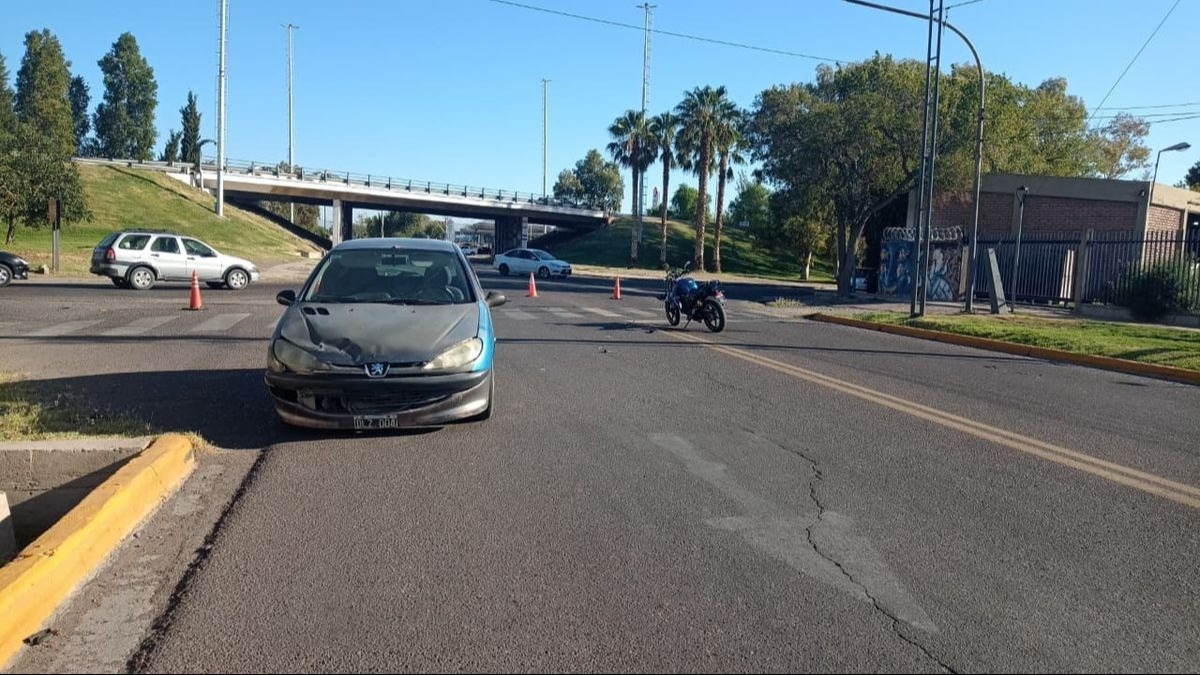 Fuerte choque entre un auto y una moto frente a la Escuela de Enología
