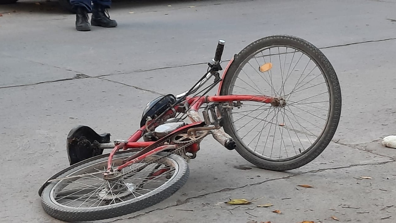 Murió un jubilado que iba en bicicleta tras ser chocado por una camioneta
