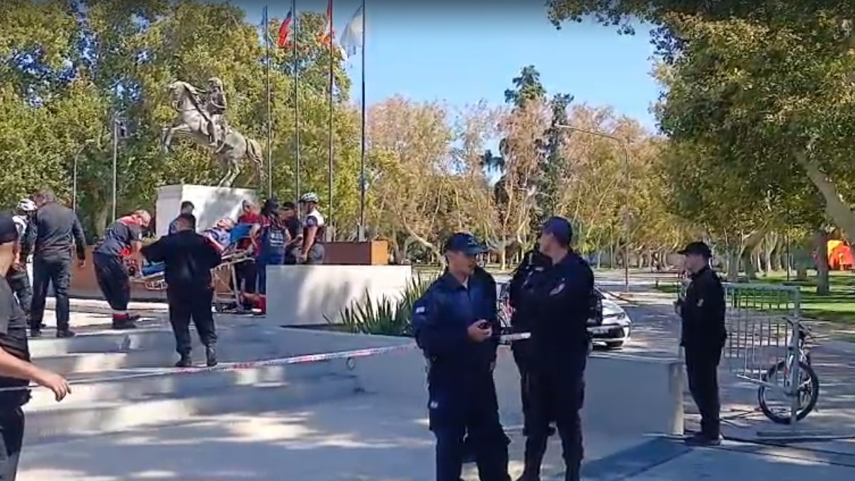 Confuso episodio frente al Monumento a San Martín: un anciano apareció herido de bala