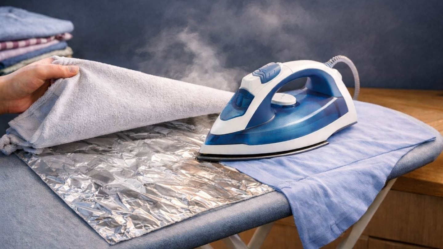 Truco del papel aluminio para planchar y ahorrar luz en el hogar
