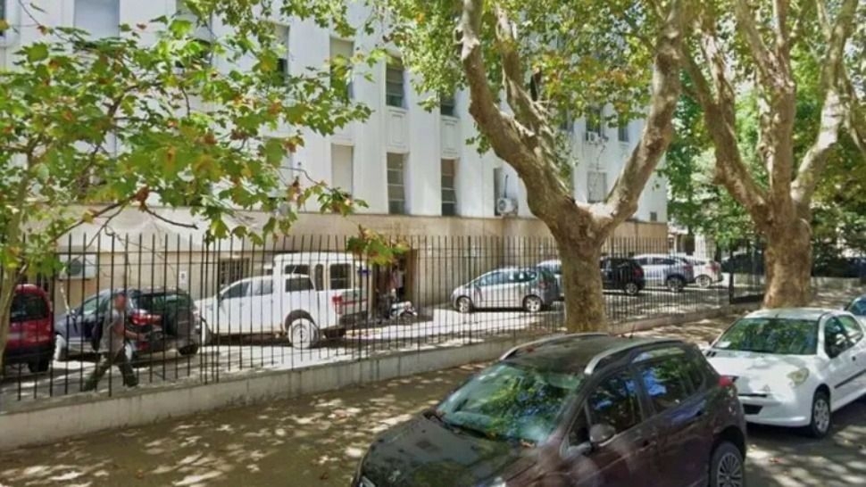 Un preso saltó de un cuarto piso de tribunales y cayó sobre el auto de un juez