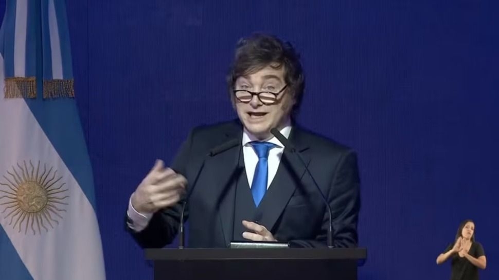 Milei bromeó ante empresarios sobre la apertura de sesiones y chicaneó a la oposición