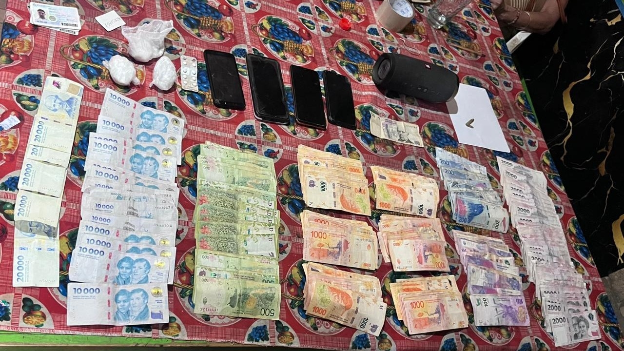 Allanaron asentamientos, hallaron droga y secuestraron prendas de un robo