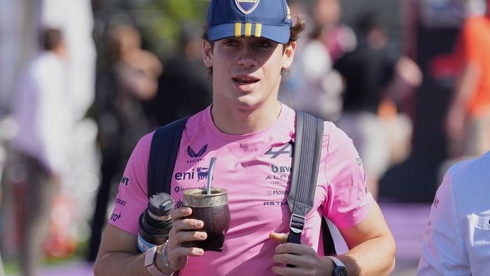 Mate, gorra de Boca y autógrafos: Franco Colapinto ya llegó a Australia para hacer rugir la F1