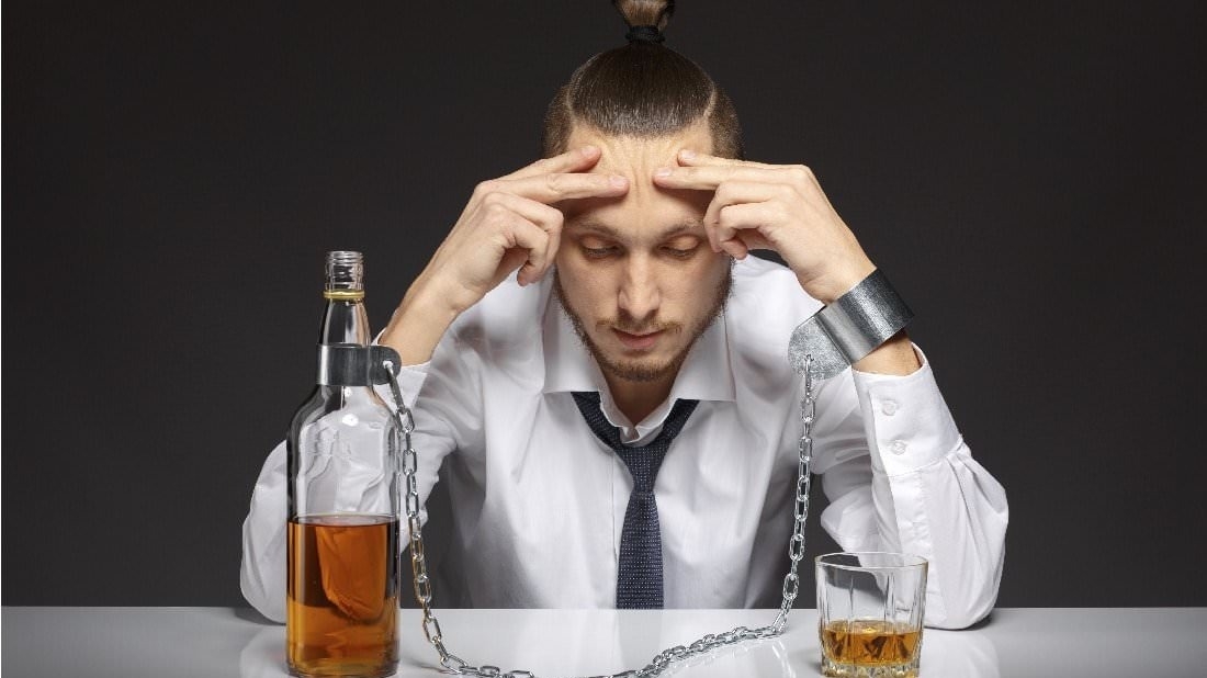 Quién es el famoso que confesó su alcoholismo: "El alcohol quita libertad"