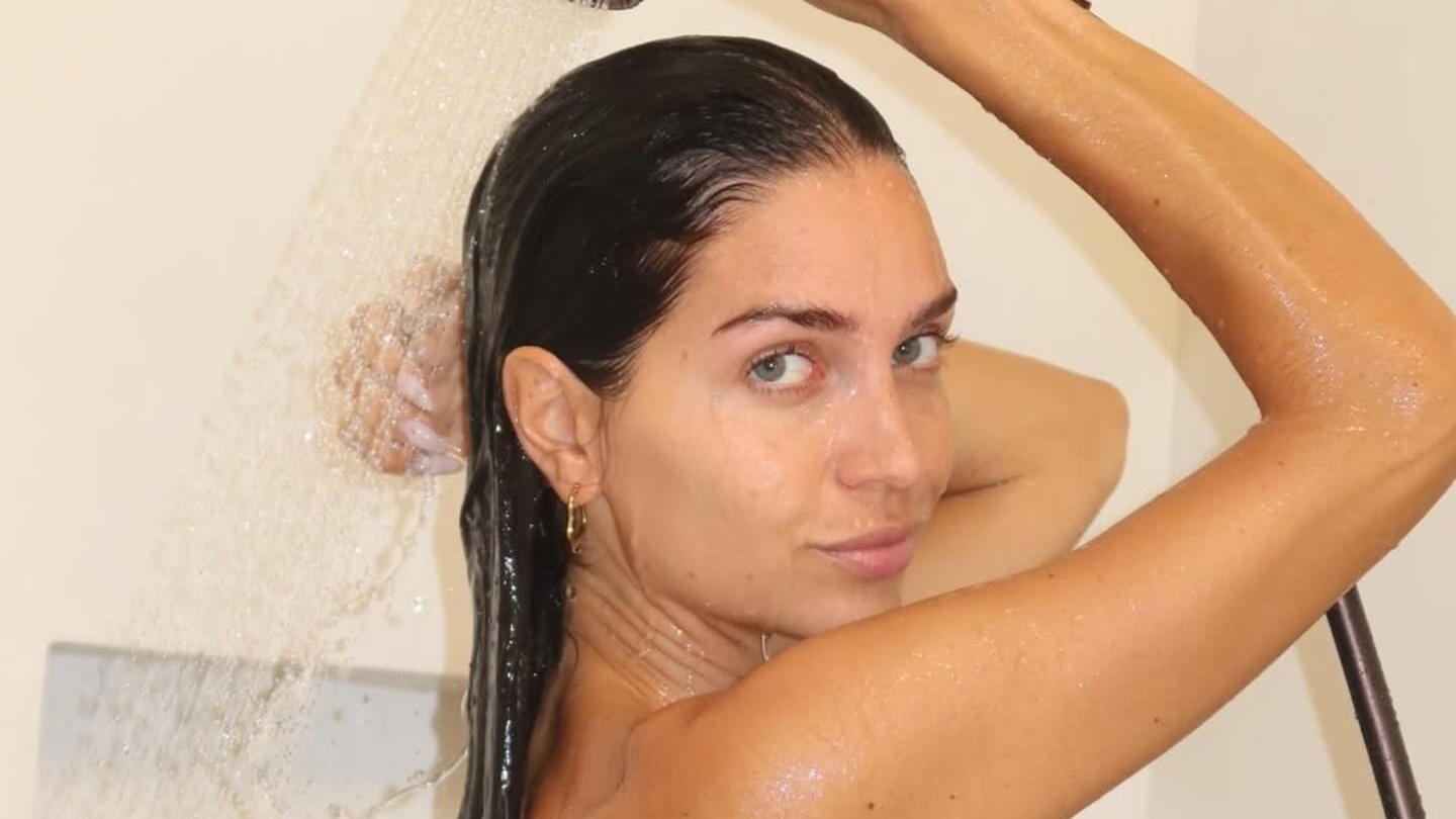 Minimalismo y bronce: así es el nuevo y lujoso baño de Zaira Nara