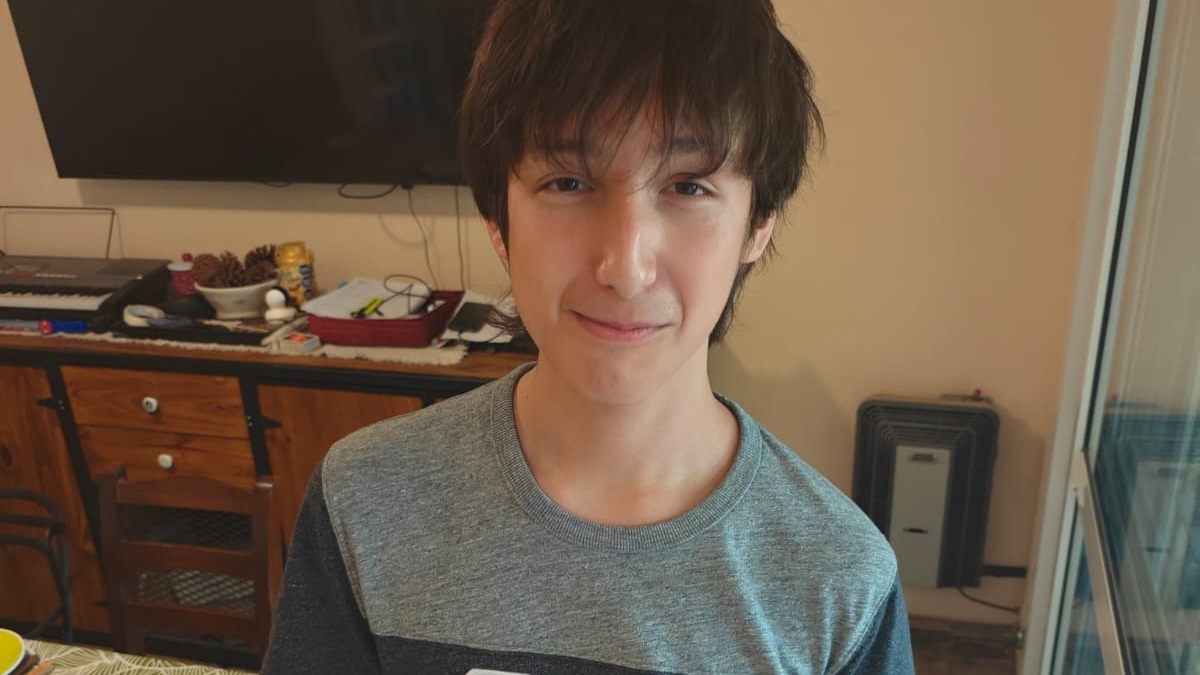 Buscan a un adolescente de 13 años que se ausentó de su casa en la madrugada