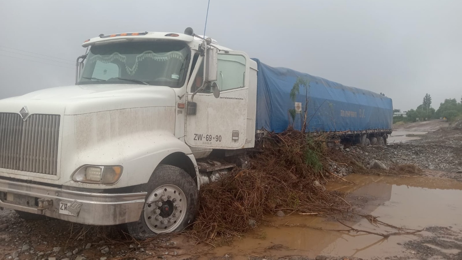 Rescataron a un camión que quedó varado en Sarmiento tras la intensa lluvia
