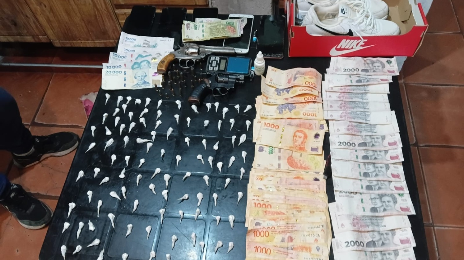 Detuvieron a dos hermanos y secuestran armas, droga y objetos robados tras violento asalto a jubilada