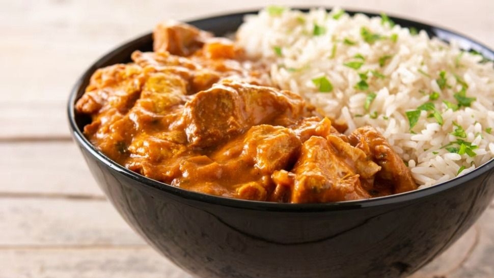 Arroz con pollo al curry: la receta fácil que se prepara en 20 minutos