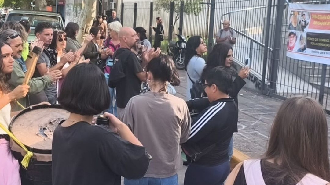 Tres hermanas descubrieron a los 40 que el mismo hombre las abusó en la infancia