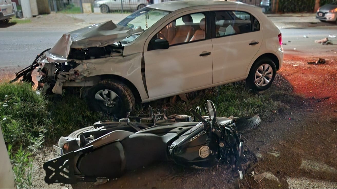 Brutal choque entre un auto y una moto en Capital: dos heridos