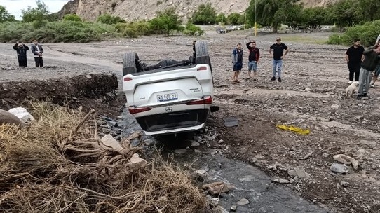 Una pareja se dio vuelta en Sarmiento tras no ver el corte de ruta por el temporal