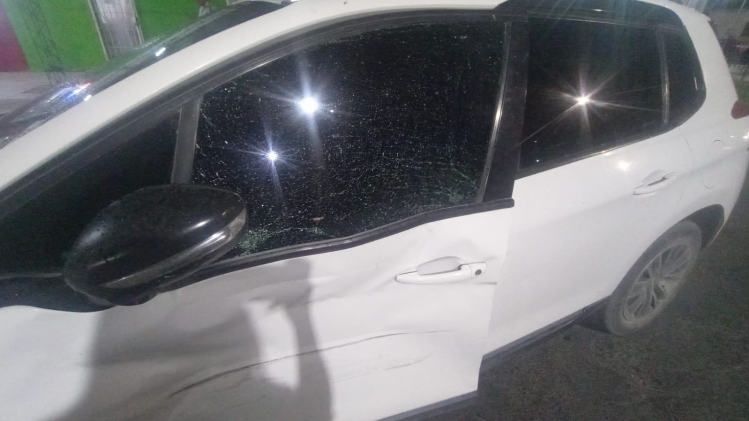 Camioneta chocó a un auto estacionado en Rivadavia  y se dio a la fuga: buscan al conductor