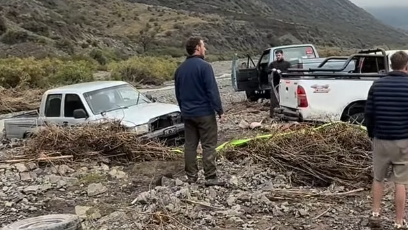 Rescataron a dos camionetas atrapadas por la creciente en Los Helechos