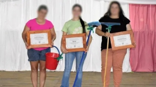 Día de la Mujer con polémica: regalaron escobas y baldes en un municipio de Misiones