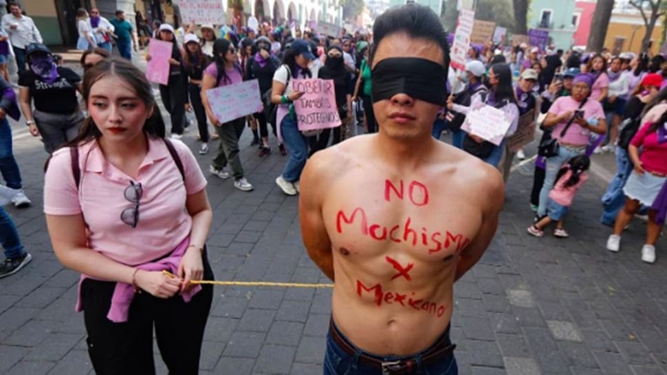 Marchó por el 8M con su novia y su ex increpó por deudor de cuota alimentaria