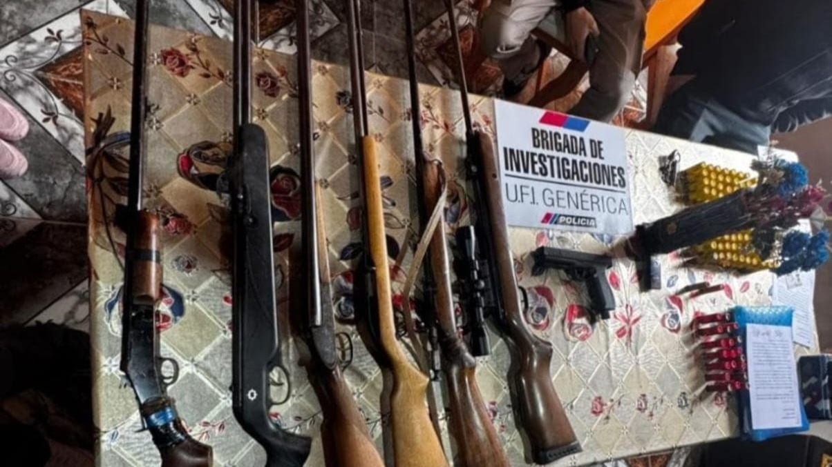 Amenazó a un hombre con una escopeta y terminó detenido con varias armas en su casa