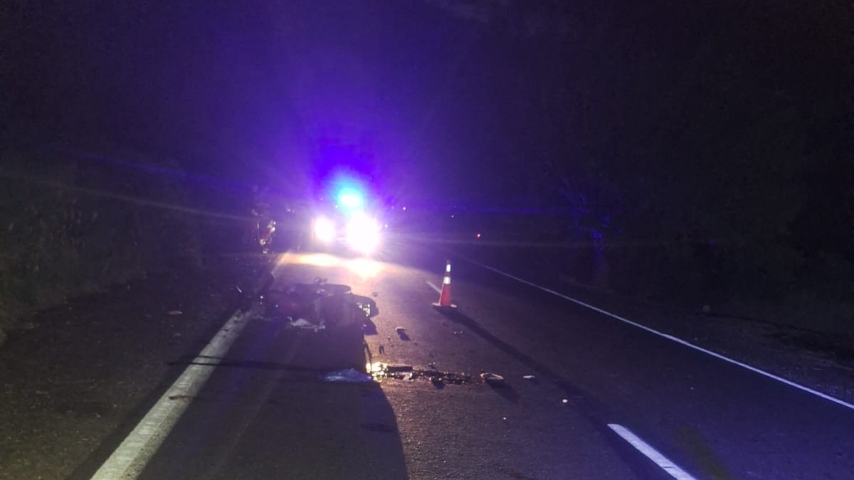 Impactó contra una moto estacionada y su acompañante murió en el hospital