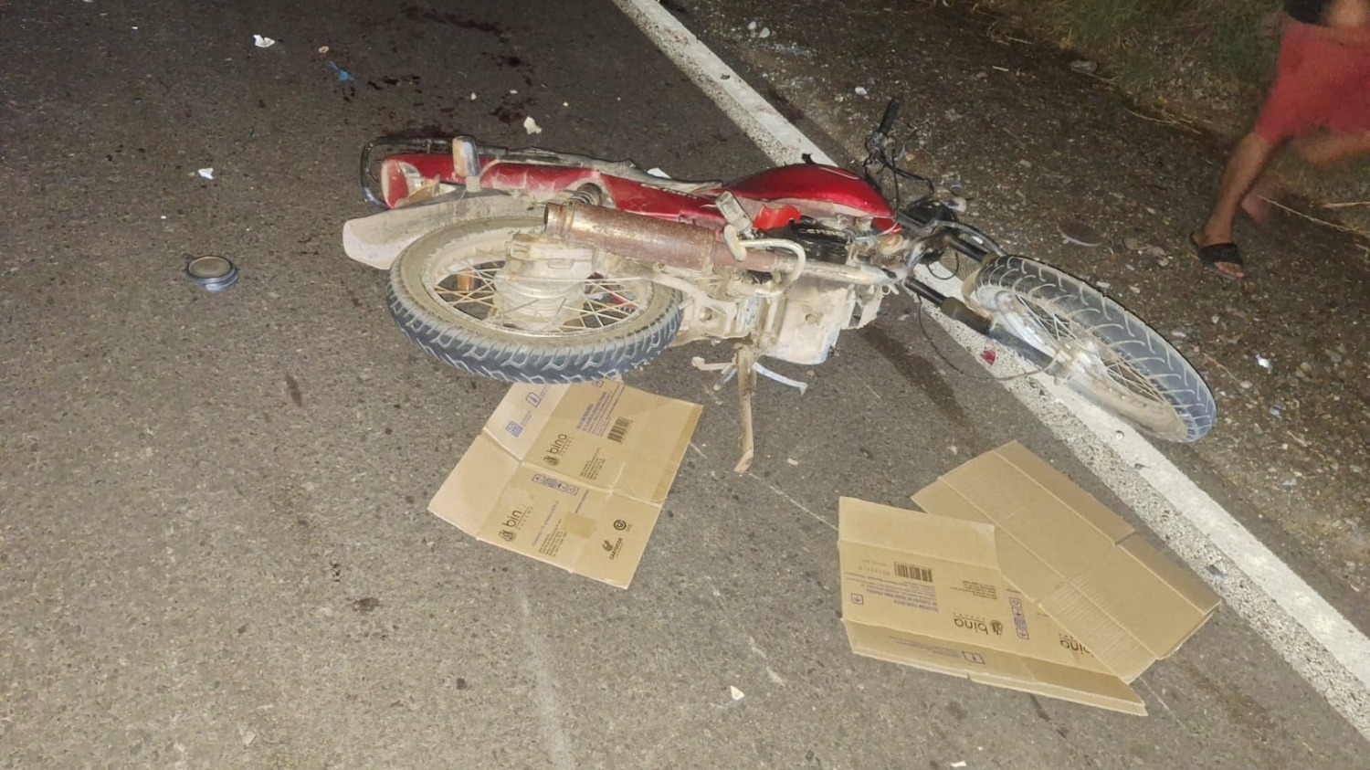 Impactó contra una moto estacionada y su acompañante murió en el hospital