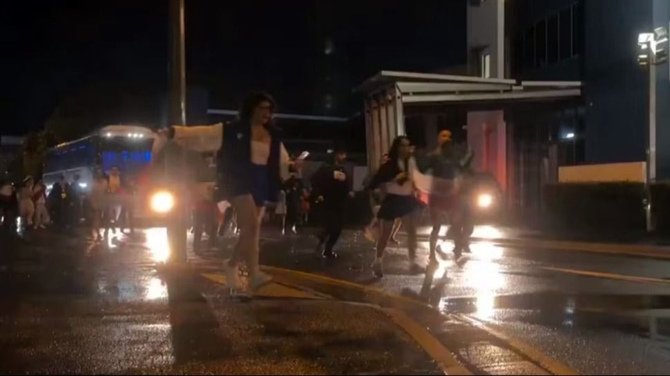 Activistas intentaron frenar el micro de la selección femenina de Irán 