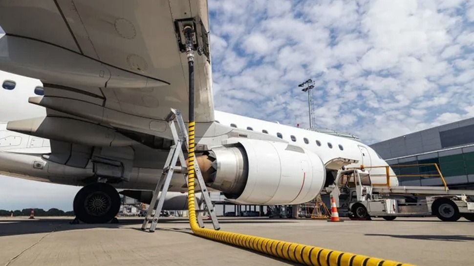  Volar será más caro: aerolíneas suben los precios por el petróleo