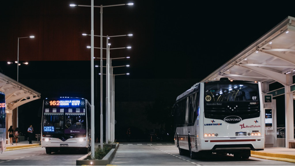 Un menor rompió un colectivo y un pasajero lo agredió e intentó robarle el celular