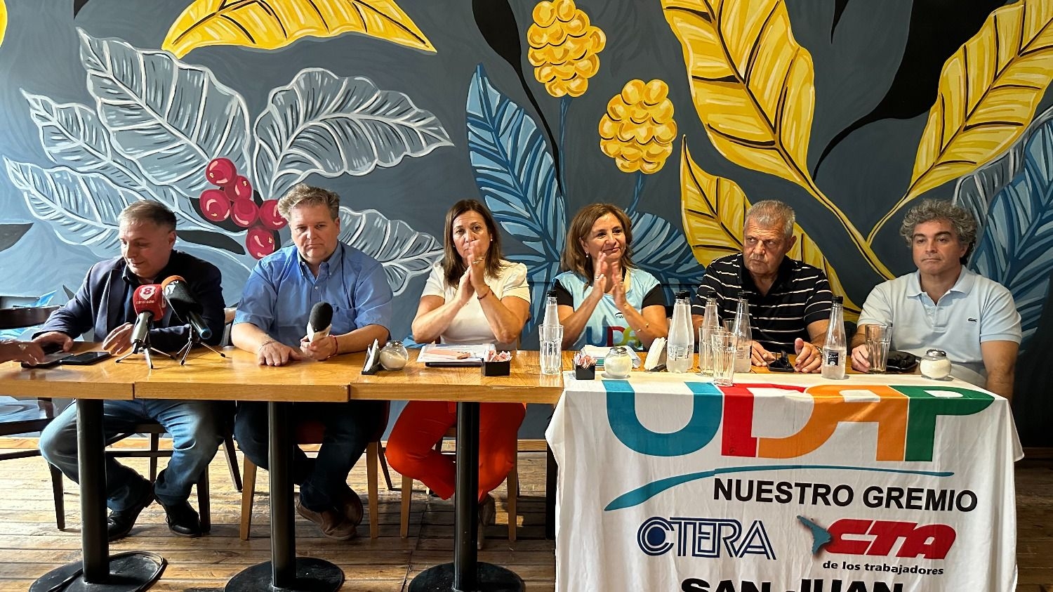 Docentes levantan paro para evitar descuentos y Gobierno convocó a paritaria