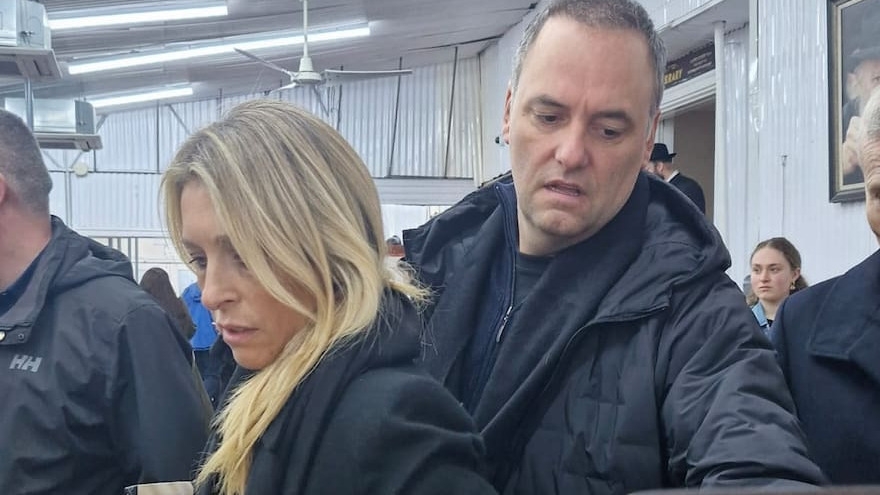 Adorni justificó el viaje de su esposa en el avión presidencial: "Quería que me acompañe"