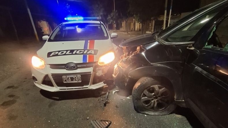 Una mujer protagonizó una persecución y terminó chocando a dos patrulleros