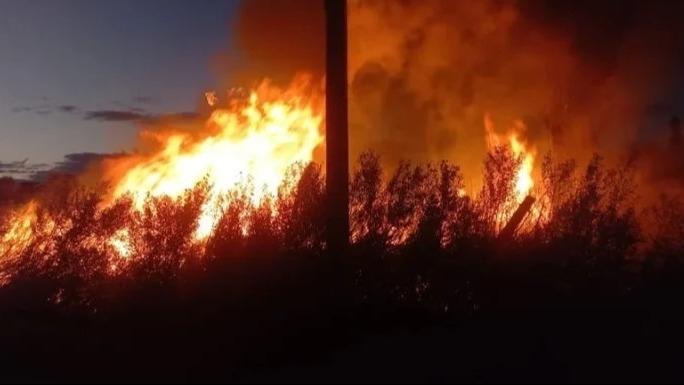 Tensión en Albardón por un gran incendio que rodeó varias viviendas