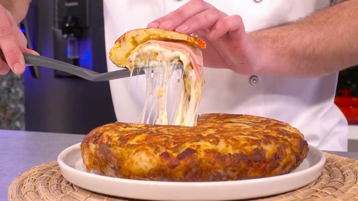 Receta de tortilla de papas rellena con jamón, queso y alioli casero