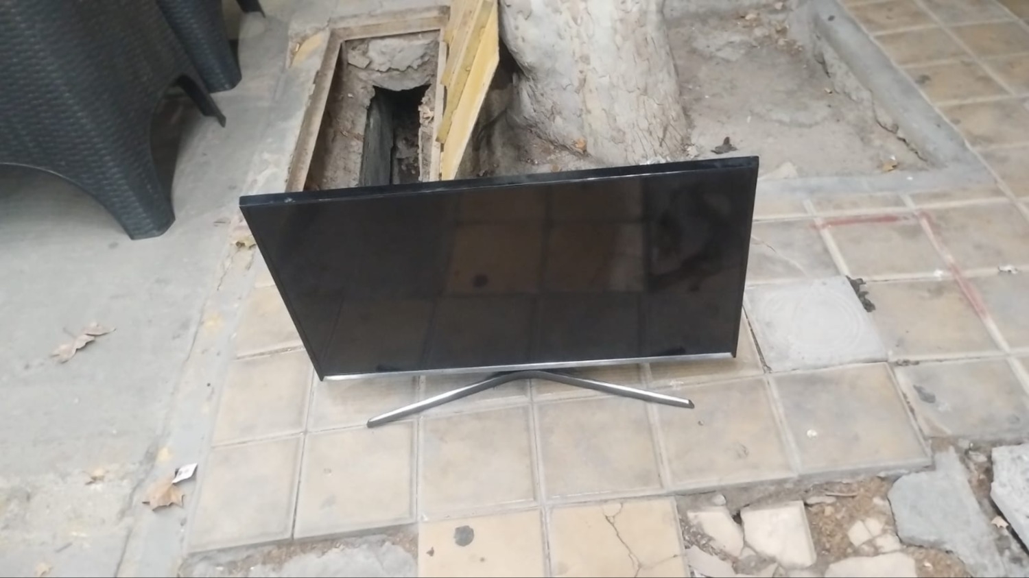 La Policía secuestró un televisor escondido en una acequia