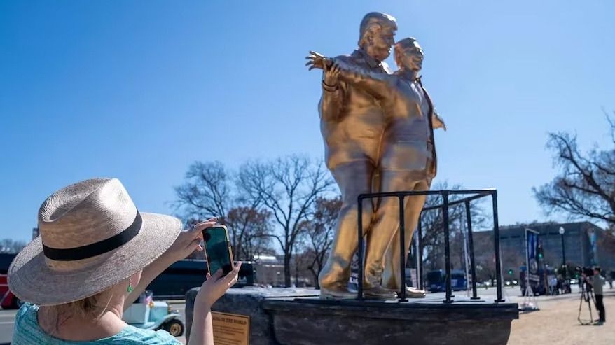 Una estatua de Epstein y Trump frente a la Casa Blanca desata polémica y viralización en redes