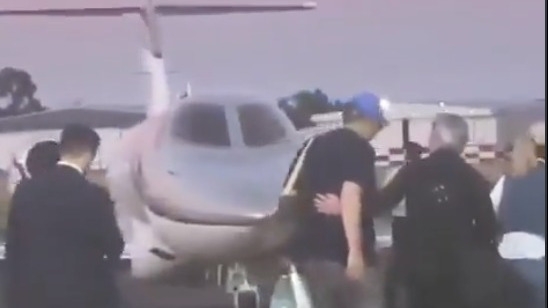 Un video confirma el viaje de Adorni a Punta del Este en avión privado