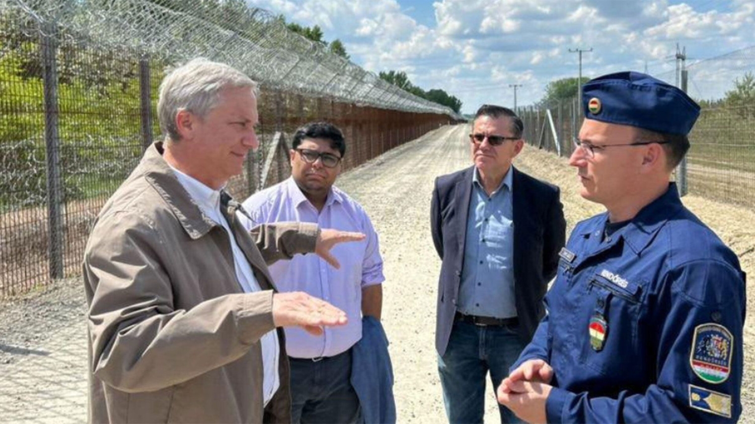 Kast ordena cerrar pasos ilegales y construir muros en la frontera norte de Chile