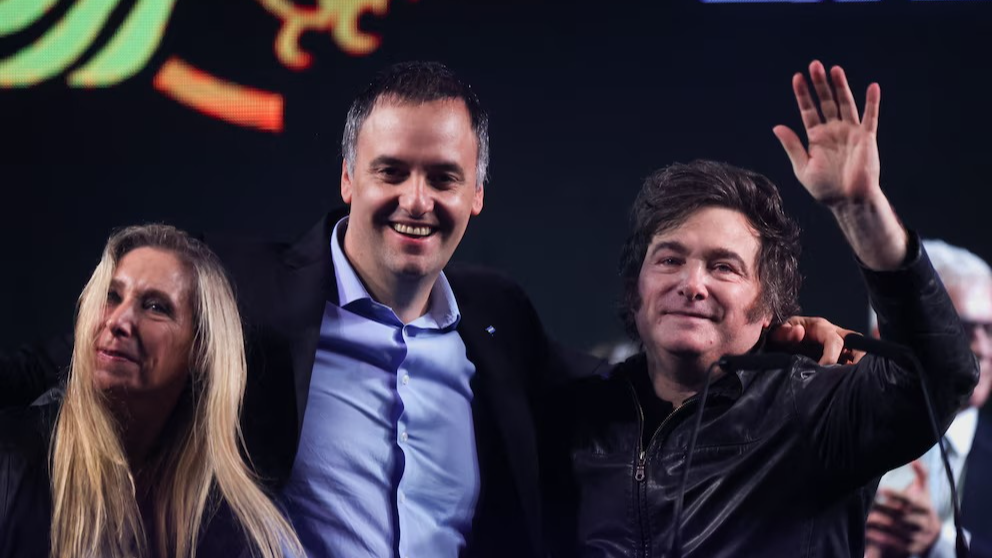 Milei y el Gobierno respaldó a Adorni tras las críticas por el vuelo oficial