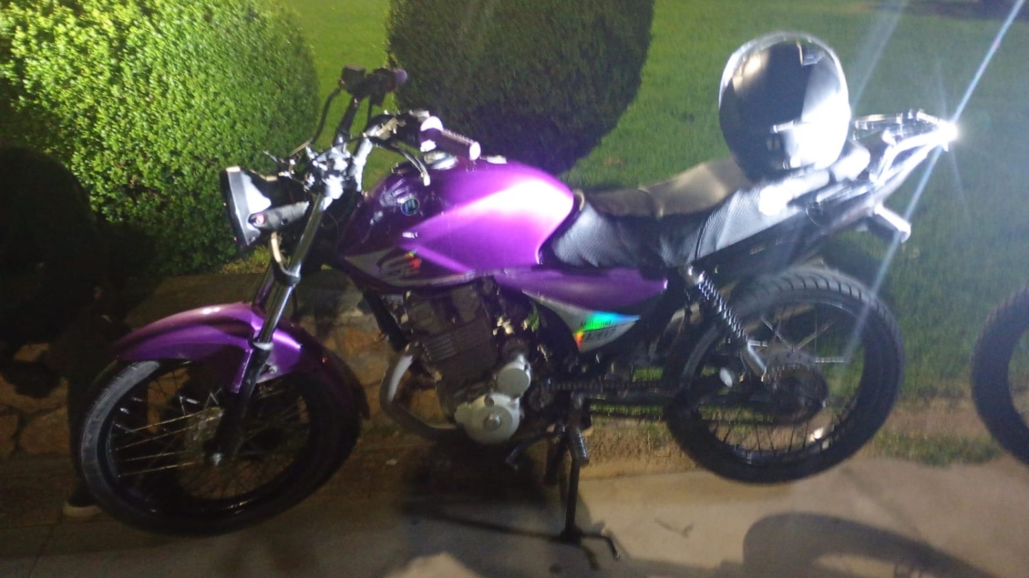 Circulaban en una Motomel con motor de Honda Twister limado y terminaron detenidos