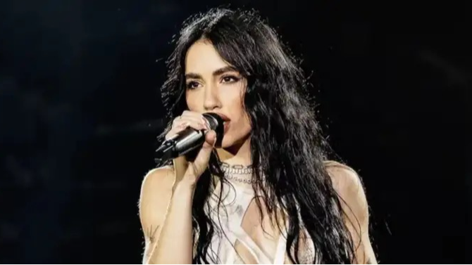 “Nos estamos deslomando”: el irónico mensaje de Lali sobre viaje presidencial