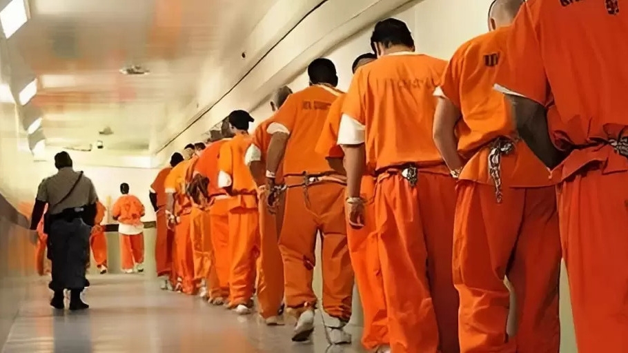 Proponen que los presos usen uniforme naranja y crocs como en las cárceles de EE.UU.