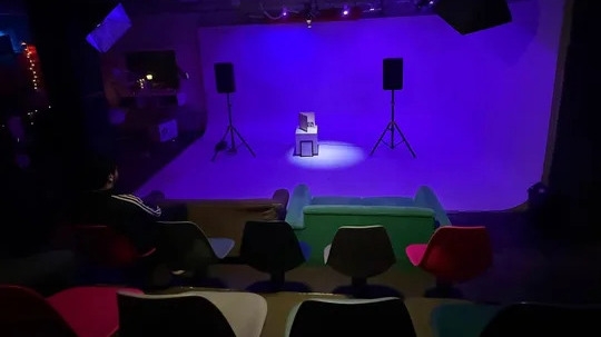 Escuchar vinilos en total oscuridad: la propuesta sensorial que llega al Conte Grand