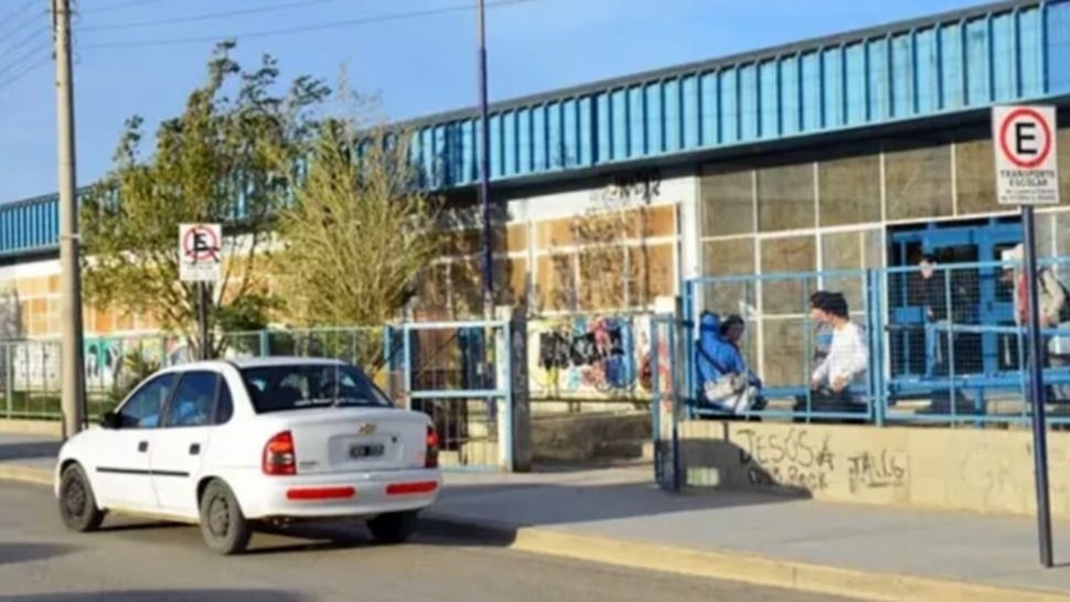 Fue a reclamar por las notas de su hija y golpeó a dos maestras