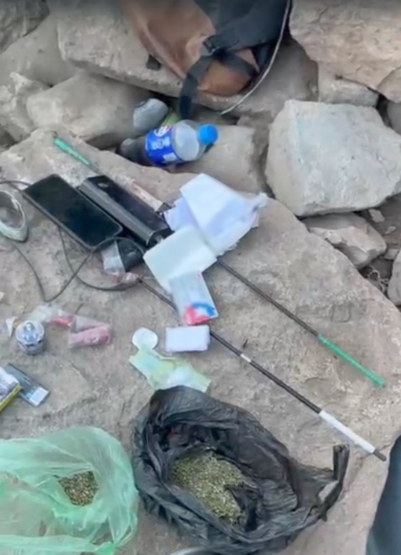 Entre las pertenencias de los hombres, los efectivos encontraron cocaína y una bolsa con marihuana y miles de semillas.