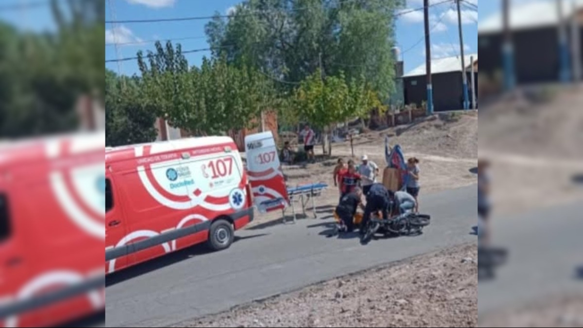 Un adolescente de 15 años terminó hospitalizado tras chocar con su moto