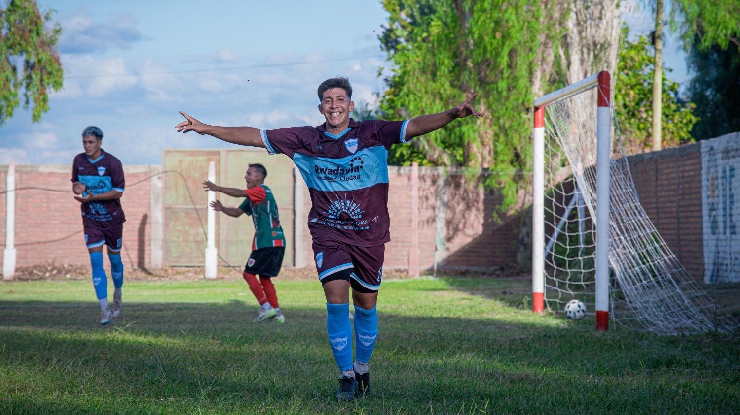 Del Bono goleó en el debut y sueña con volver a Primera
