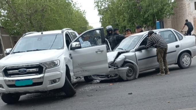 Violento choque en Pocito: auxiliaron a una mujer tras el impacto