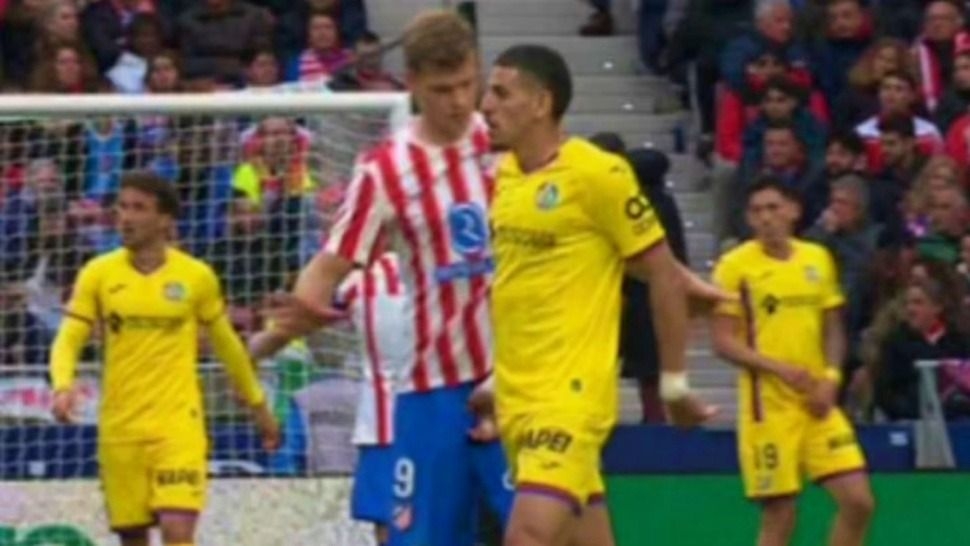 Expulsaron a un jugador en España por tocarle los genitales a un rival