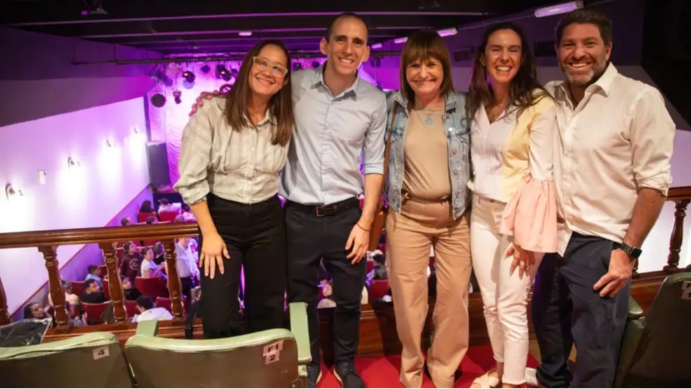 Bullrich fue a ver la obra de teatro de su marido acompañada del gendarme Nahuel Gallo