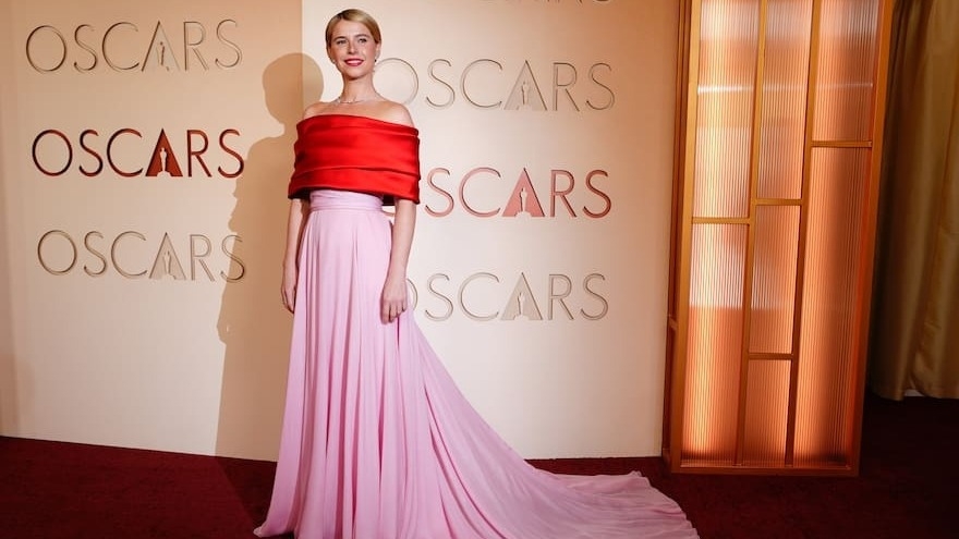 Por qué aseguran que Jessie Buckley le "robó" el vestido a Taylor Swift en los Oscar